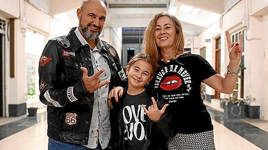 La pareja formada por Tato de Zubicaray y Mercedes Azcona, con la pequeña Carla Sofía.