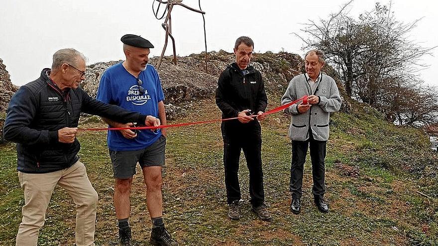 Gaueko lanean ibili zirenei eskainitako eskulturarei inaugurazioa.