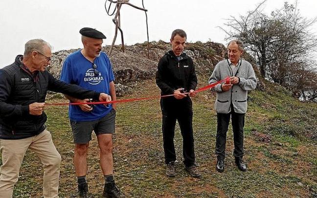 Gaueko lanean ibili zirenei eskainitako eskulturarei inaugurazioa.