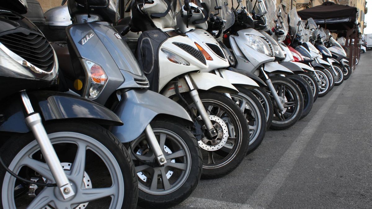 Varias motos aparcadas en la calle.