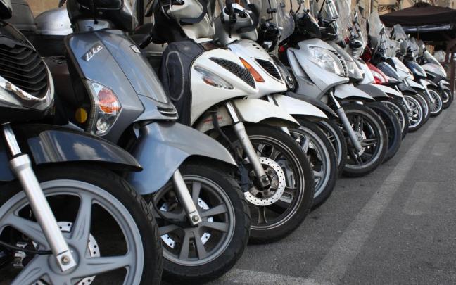 Varias motos aparcadas en la calle. Varias motos aparcadas en la calle.