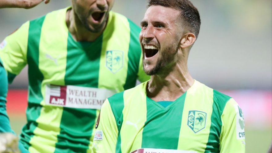 Oier celebra el gol de su equipo.