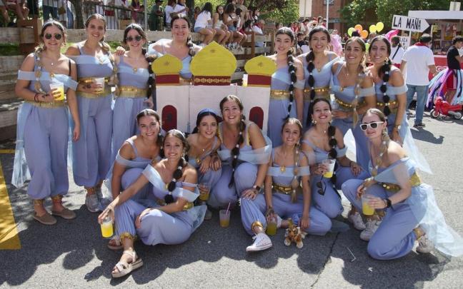 Las im&aacute;genes del chispeante desfile de carrozas en No&aacute;in