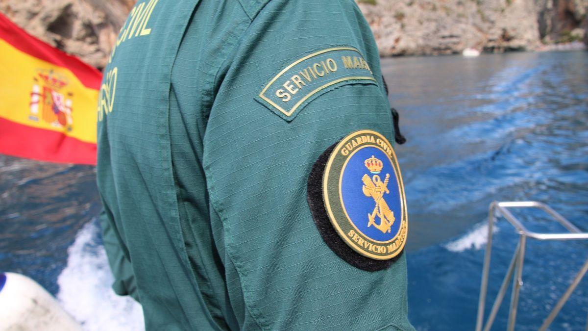 Un oficial del servicio marítimo de la Guardia Civil.