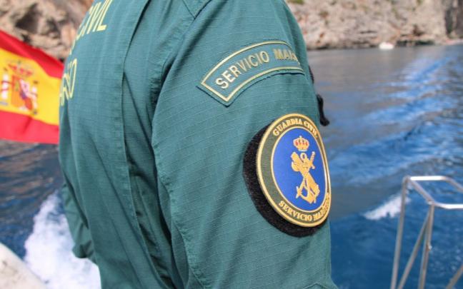 Un oficial del servicio mar&iacute;timo de la Guardia Civil.