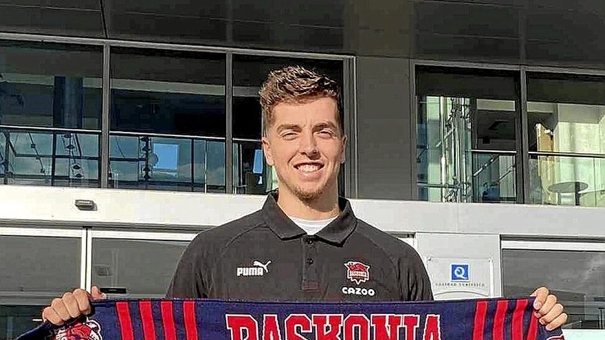 Daulton Hommes posa ayer con una bufanda azulgrana a su llegada a Vitoria. | FOTO: BASKONIA