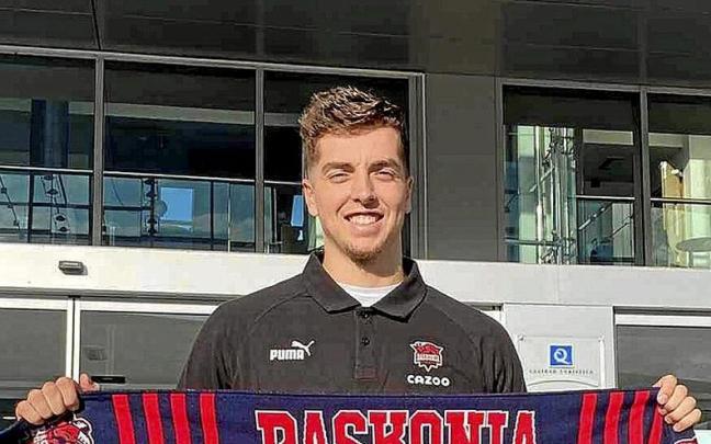 Daulton Hommes posa ayer con una bufanda azulgrana a su llegada a Vitoria. | FOTO: BASKONIA