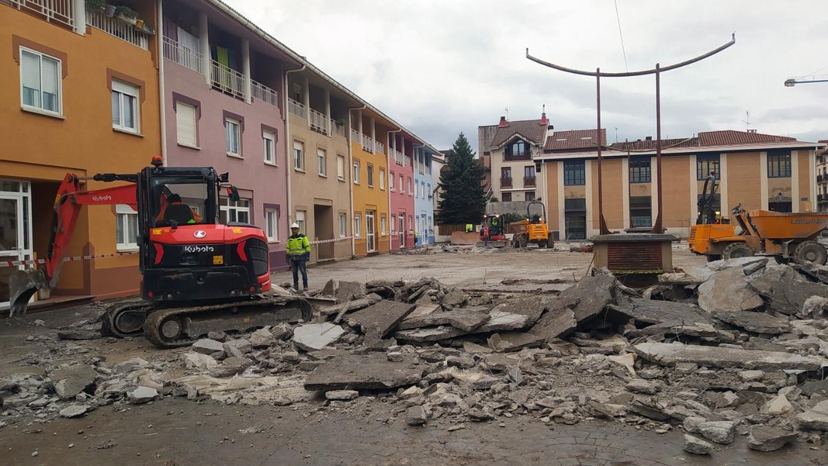 Operarios y máquinas levantan el pavimento de la plaza Amandrea.