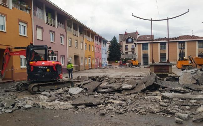 Operarios y máquinas levantan el pavimento de la plaza Amandrea.