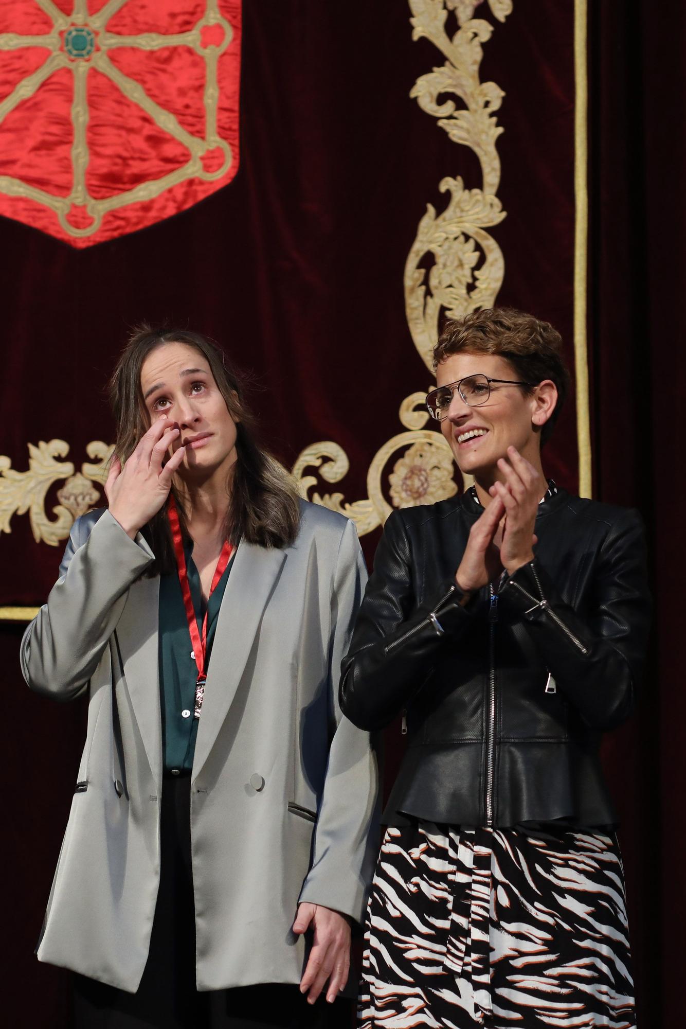 Nerea Pena, emocionada al recibir el galardón, junto a la presidenta Chivite.