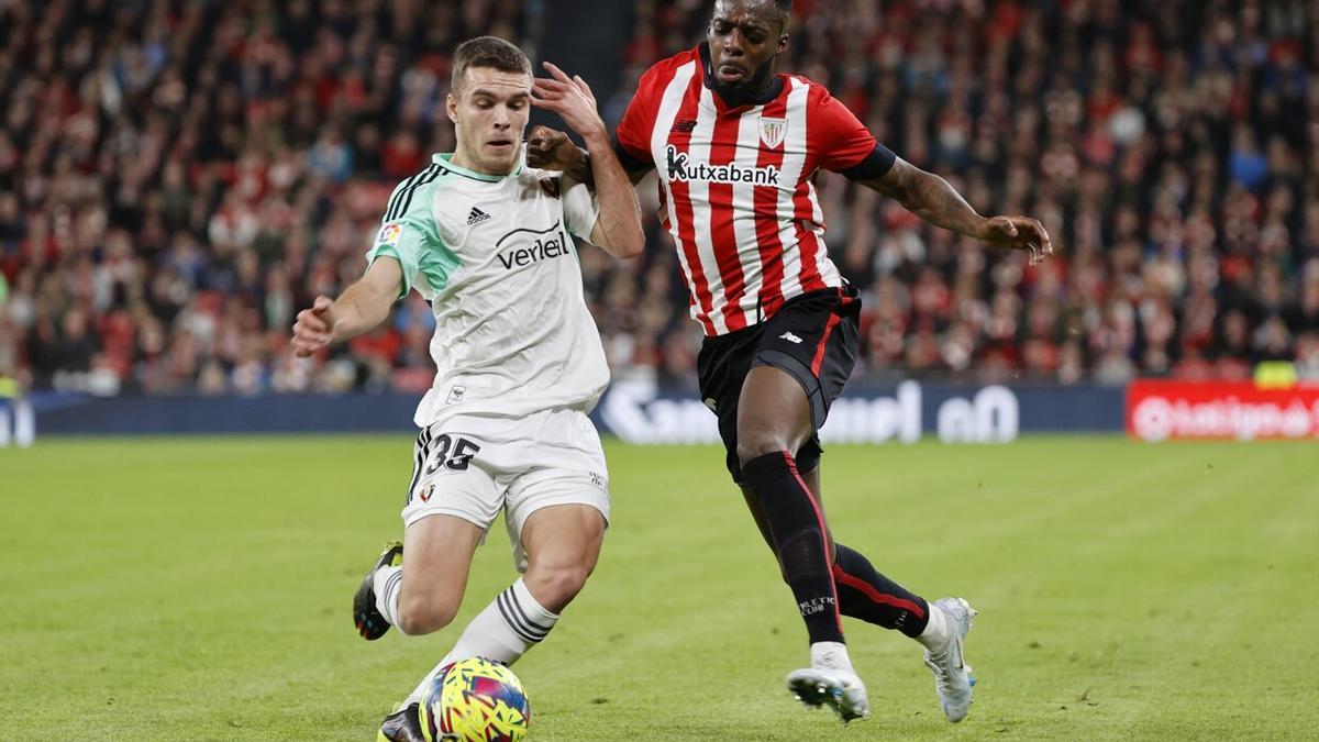 Diego Moreno, en pugna con Iñaki Williams en el partido del pasado lunes en San Mamés.