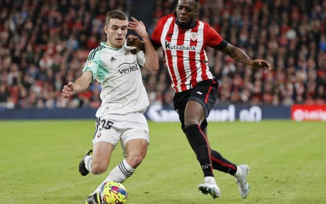 Diego Moreno, en pugna con I&ntilde;aki Williams en el partido del pasado lunes en San Mam&eacute;s.