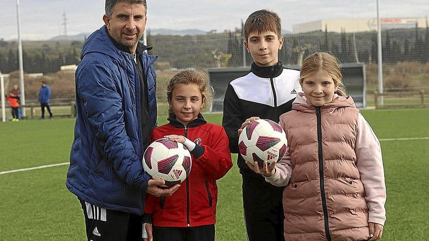 El entrenador de Regina Pacis, Ignacio Lizarraga, con sus hijos Leire, Xabier y Natalia, ayer en Tajonar.