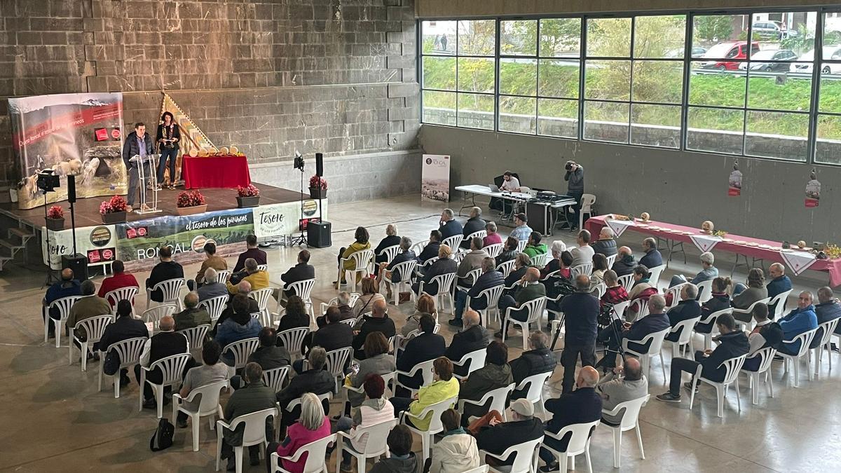 Lorenzo Sarratea habla a los asistentes a este acto.