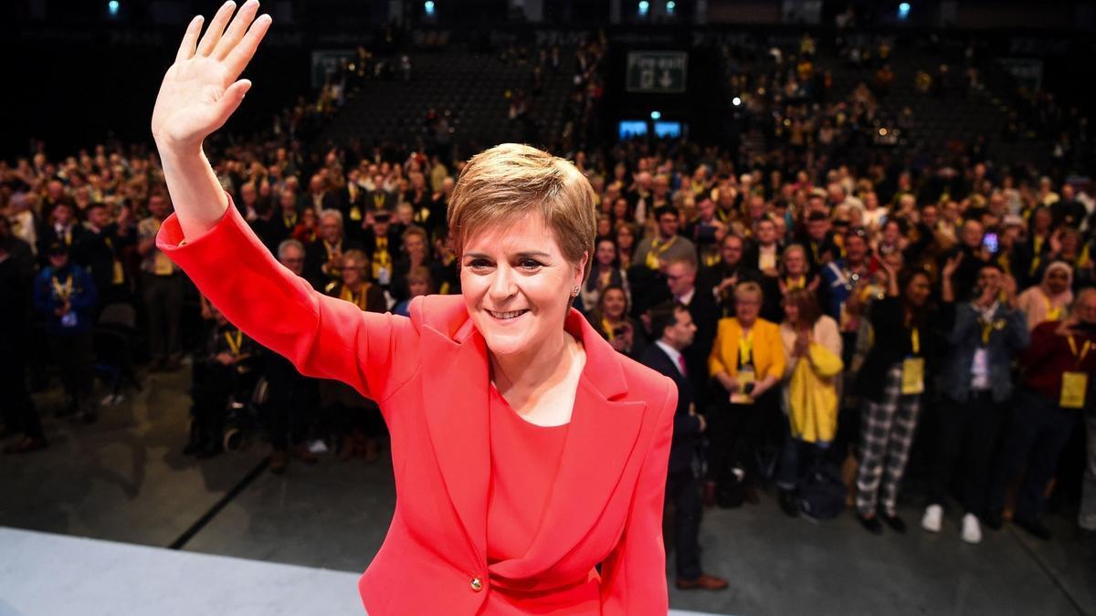 Nicola Sturgeon saluda ayer a los militantes en el Congreso del SNP.