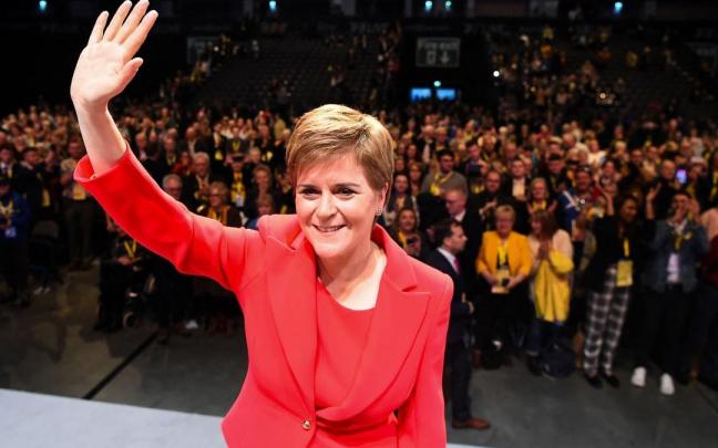 Nicola Sturgeon saluda ayer a los militantes en el Congreso del SNP.