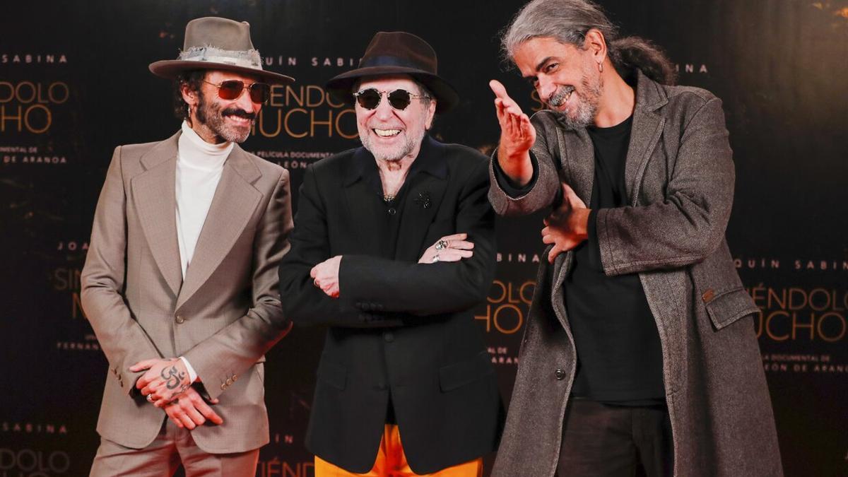 El m&uacute;sico y compositor Joaqu&iacute;n Sabina (c) posa junto al director de cine Fernando Le&oacute;n de Aranoa (d) y el m&uacute;sico Leiva (i) durante la presentaci&oacute;n del documental "Sinti&eacute;ndolo mucho"