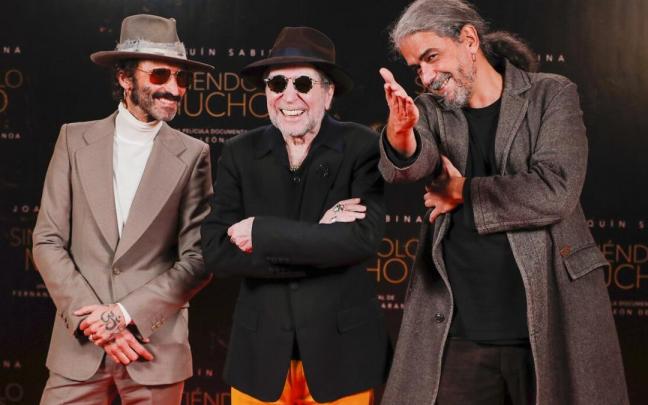 El m&uacute;sico y compositor Joaqu&iacute;n Sabina (c) posa junto al director de cine Fernando Le&oacute;n de Aranoa (d) y el m&uacute;sico Leiva (i) durante la presentaci&oacute;n del documental "Sinti&eacute;ndolo mucho"