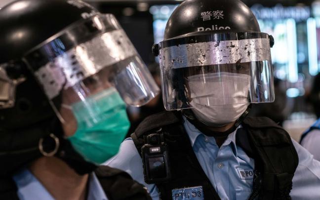 Agentes de la policía china. Agentes de la policía china.