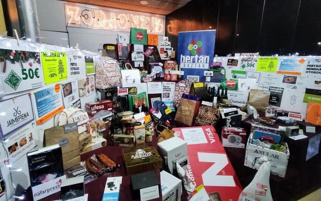 Escaparate con los premios de las cestas, instalado por Bertan.