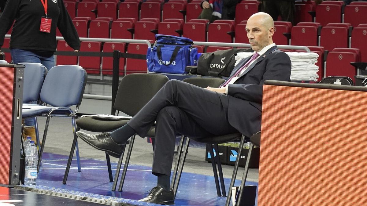 Peñarroya se muestra pensativo, instantes antes del inicio de un partido