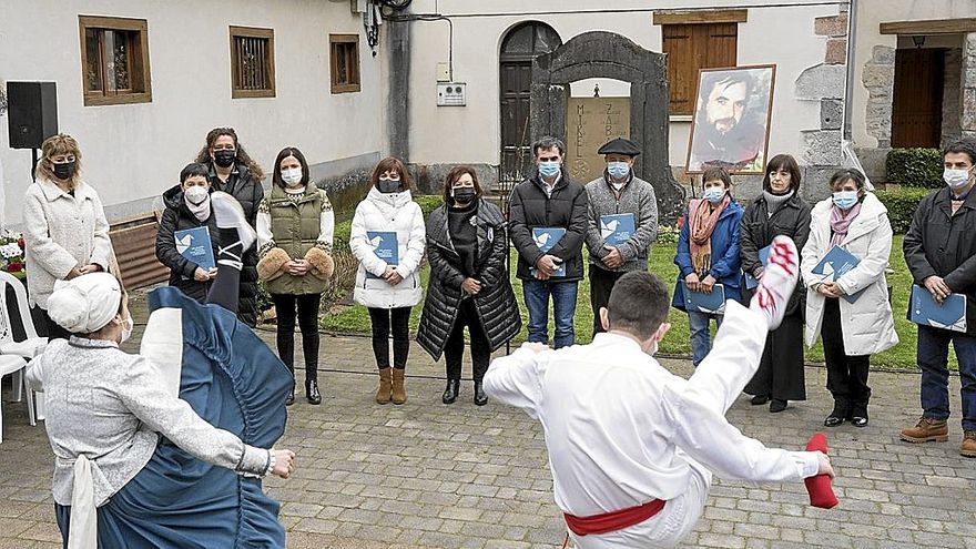 El Gobierno vasco entreg&oacute; el 27 de febrero a la familia de Mikel Zabalza el dictamen que le reconoce como v&iacute;ctima en un acto en Orbaizeta. | FOTO: IREKIA