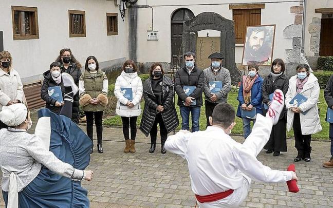 El Gobierno vasco entreg&oacute; el 27 de febrero a la familia de Mikel Zabalza el dictamen que le reconoce como v&iacute;ctima en un acto en Orbaizeta. | FOTO: IREKIA