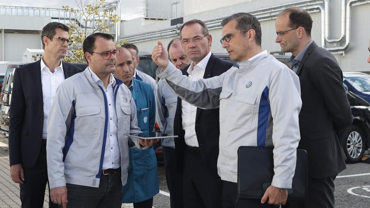 Christian Vollmer, en el centro de la imagen, en un momento de su visita a Volkswagen Navarra.