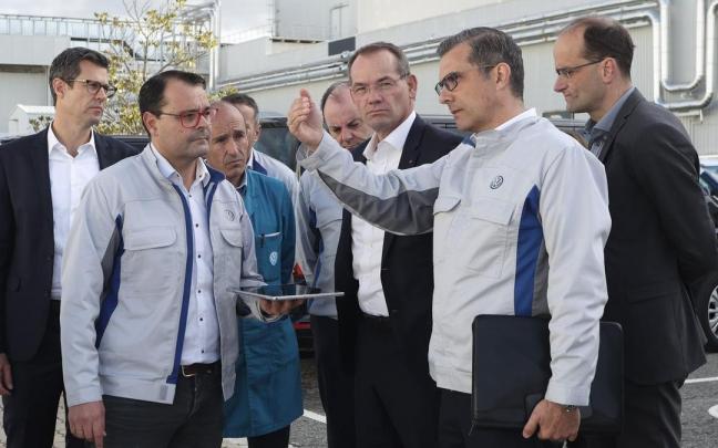 Christian Vollmer, en el centro de la imagen, en un momento de su visita a Volkswagen Navarra.