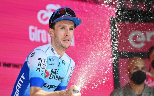 El ciclista brit&aacute;nico, Simon Yates, celebrando un podio en una foto de archivo.