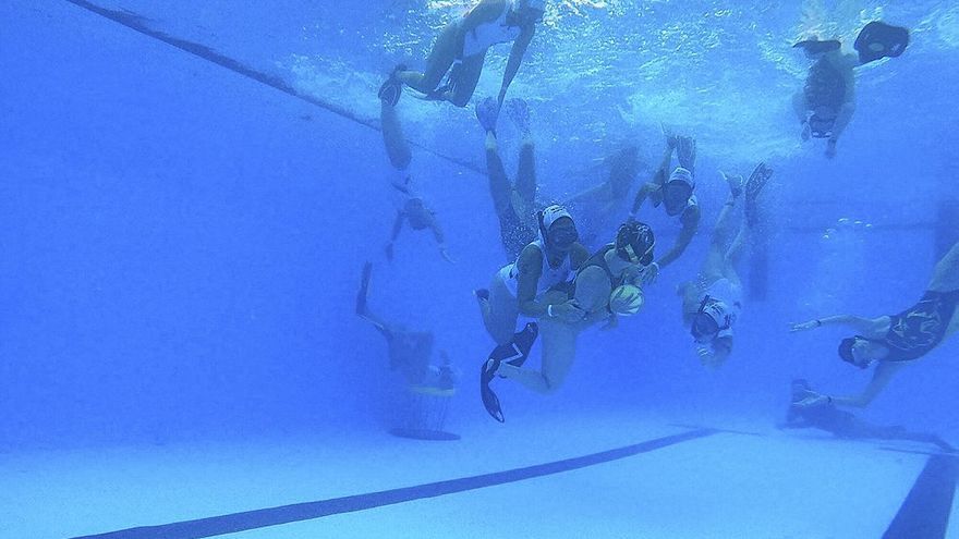 Una jugadora del Leones intenta cubrir el bal&oacute;n ante la presi&oacute;n del equipo rival.