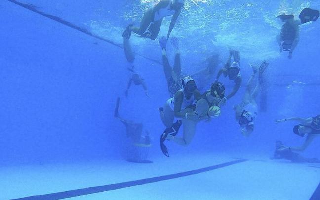 Una jugadora del Leones intenta cubrir el bal&oacute;n ante la presi&oacute;n del equipo rival.
