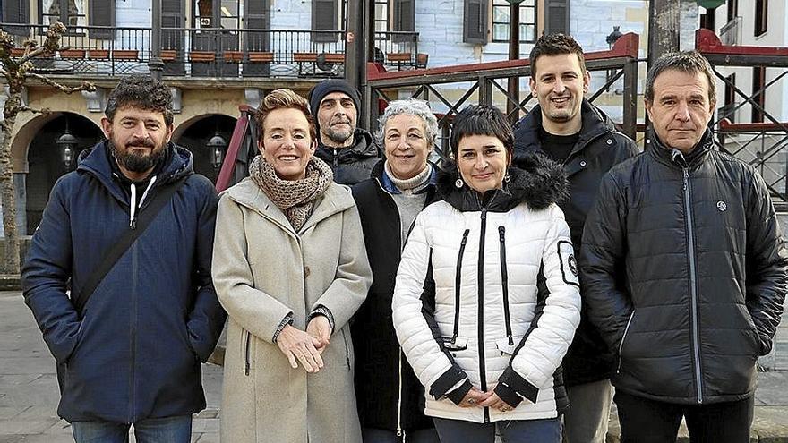 Aznal y Pozueta, junto a alcaldes y concejales de EH Bildu en Lesaka.