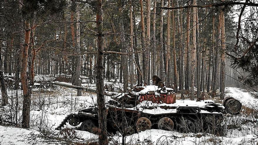 Un tanque abandonado en medio de la nieve cerca de Yampil en Donetsk.