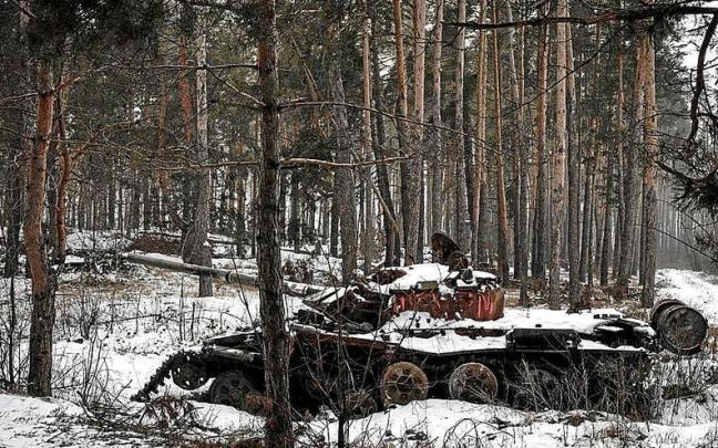 Un tanque abandonado en medio de la nieve cerca de Yampil en Donetsk. Un tanque abandonado en medio de la nieve cerca de Yampil en Donetsk.