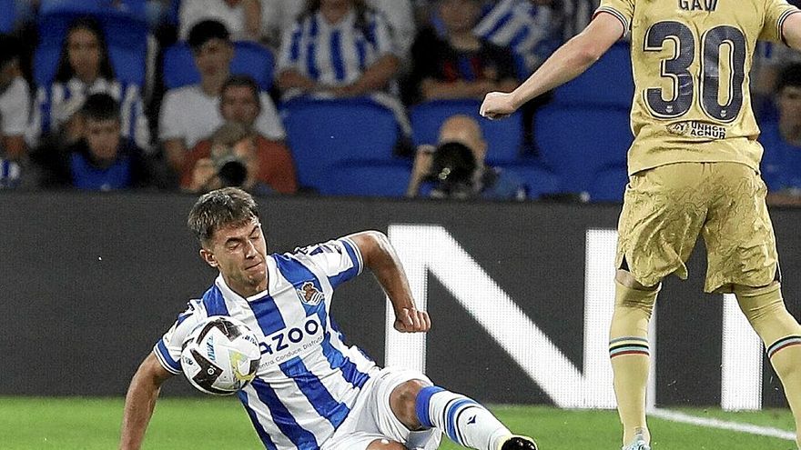 Zubimendi trata de frenar a Gavi en un lance del partido.