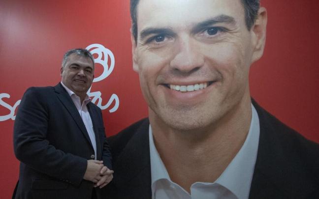 Santos Cerdán, ante un cartel electoral de Pedro Sánchez