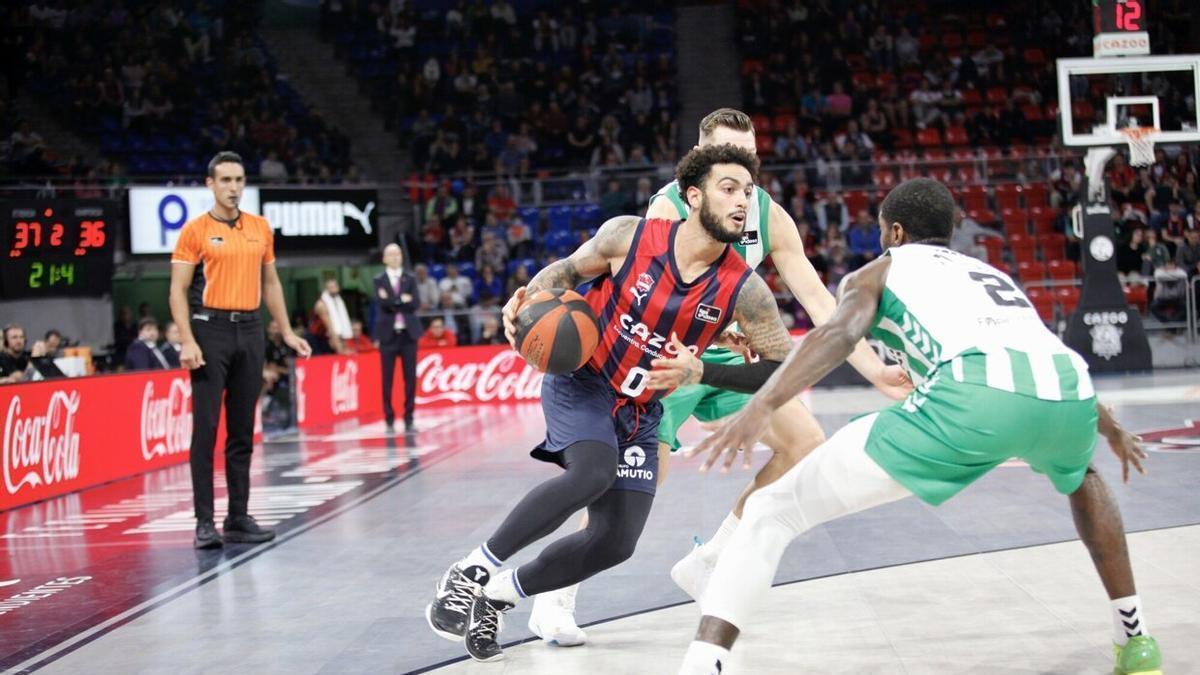 Howard controla el balón en un ataque azulgrana