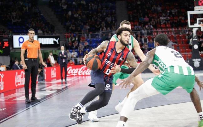 Howard controla el balón en un ataque azulgrana
