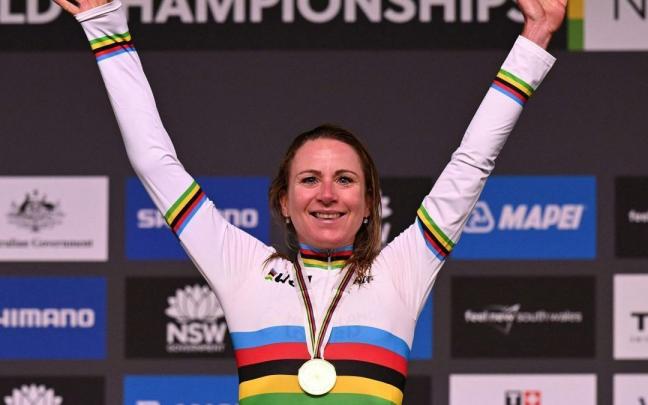 La neerlandesa, Annemiek Van Vleuten, celebra su victoria en el podio. La neerlandesa, Annemiek Van Vleuten, celebra su victoria en el podio.