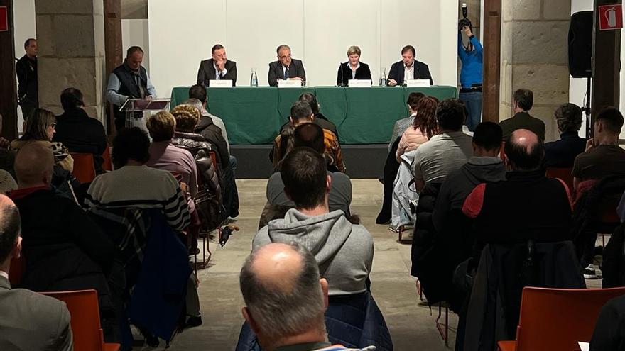 Asistentes a la reunión de la Mesa de los Sanfermines en La Ciudadela