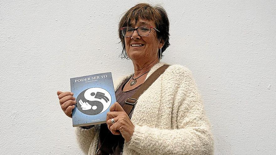 La autora con un ejemplar de su nuevo libro. | FOTO: ALEX LARRETXI