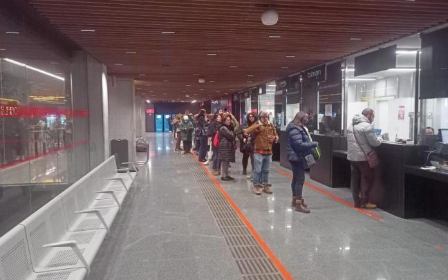 Usuarios del autobús Bilbao-Castro esperan su turno adquirir en taquilla su título multiviaje gratuito Usuarios del autobús Bilbao-Castro esperan su turno adquirir en taquilla su título multiviaje gratuito