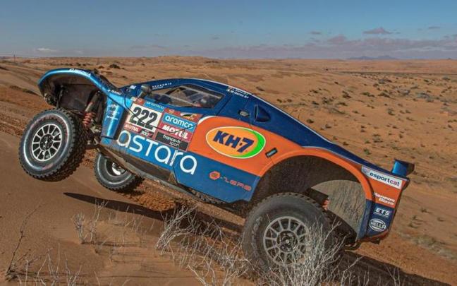 El coche de Laia Sanz y Maurizio Gerini en el Dakar. El coche de Laia Sanz y Maurizio Gerini en el Dakar.