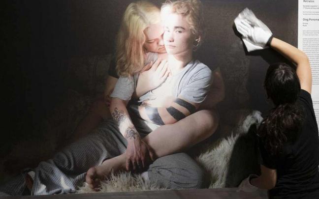 Una persona limpiando la instantánea 'The Transition Ignat', de Oleg Ponomarev, en la exposición de WWP 2021 en Vitoria