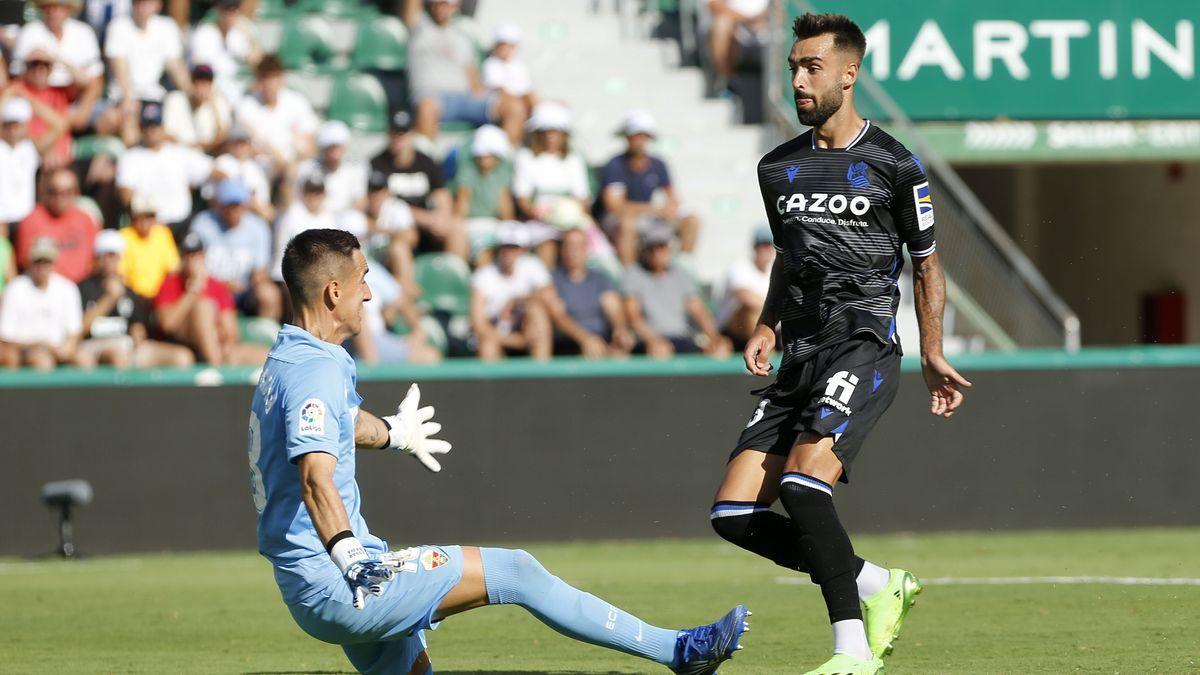 El centrocampista de la Real Sociedad, Brais Méndez mete gol ante el portero del Elche, Edgar Badía.