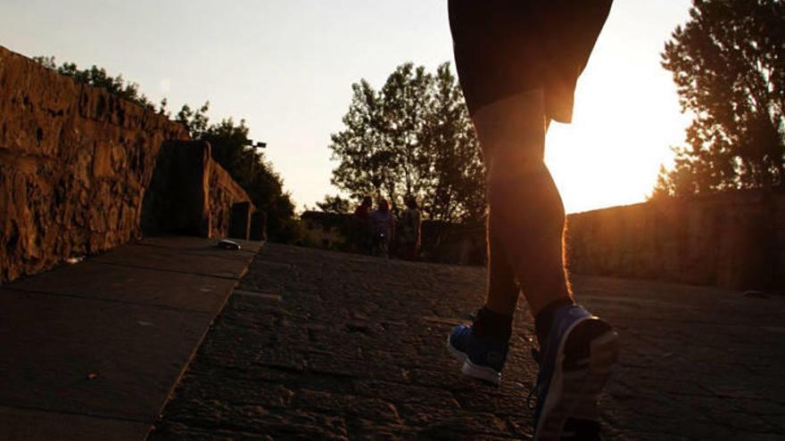 Un corredor al atardecer en Pamplona.