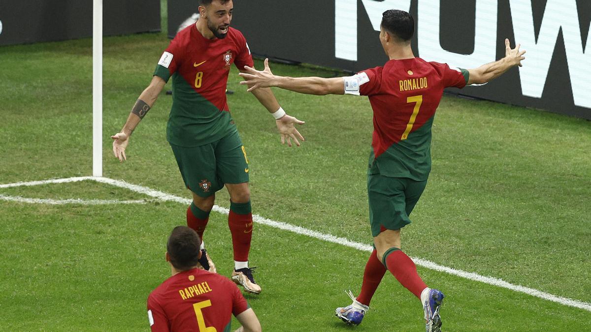 Bruno Fernandes y Cristiano Ronaldo celebran uno de los tantos de Portugal