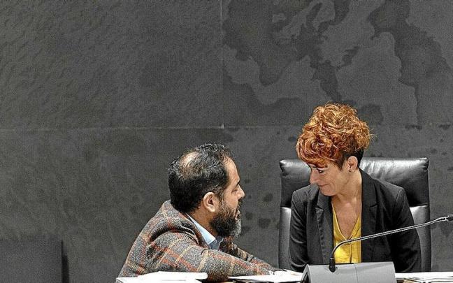 Ram&oacute;n Alz&oacute;rriz (PSN) y Bakartxo Ruiz (EH Bildu), el pasado jueves en el Parlamento.