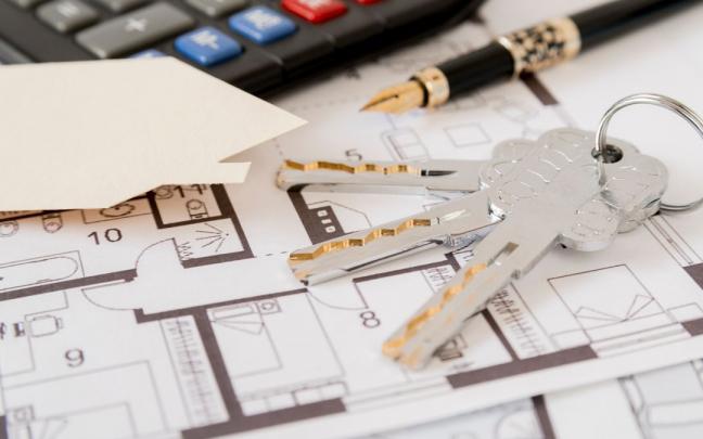 Las llaves de una vivienda reposan sobre los planos de la misma. Las llaves de una vivienda reposan sobre los planos de la misma.